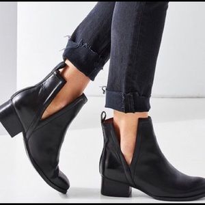 Jeffrey Campbell Black V booties